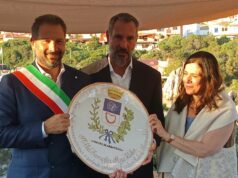 La piazzetta di Porto Cervo diventa piazza Karim Aga Khan IV