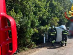 Boroneddu, auto si ribalta sulla Sp 15: ferito il conducente