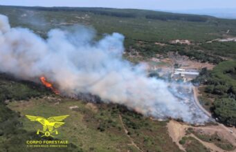 Incendi in Sardegna, nuova giornata d’inferno: mezzi aerei senza sosta | Video