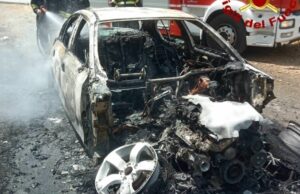 Tertenia, auto prende fuoco in marcia: paura per due turisti francesi