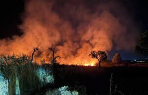 Maracalagonis, vasto incendio minaccia il paese: fiamme vicino alle abitazioni