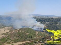 Incendio a Bosa, arrivano due Canadair: evacuate alcune abitazioni