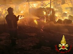 Benetutti, vasto incendio distrugge un deposito di fieno