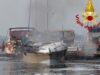 La Maddalena, barca in fiamme: lo scafo affonda davanti al molo