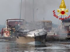 La Maddalena, barca in fiamme: lo scafo affonda davanti al molo