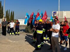 Caso Fluorsid, protesta davanti allo stabilimento: “Subito un tavolo col Governo”