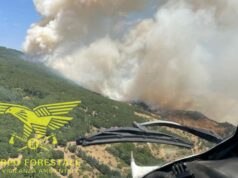 Sardegna, incendi senza tregua: inferno a Bono, in volo tre Canadair | Video