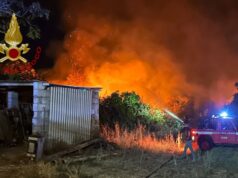 Paura a Nugheddu Santa Vittoria: un vasto incendio lambisce le abitazioni