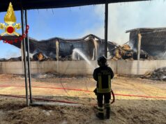 Incendio a Macomer, fiamme in un fienile: si contano ingenti danni alla struttura