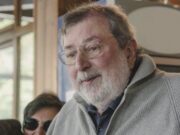 Addio a Francesco Guccini: dal concerto a Cagliari alle collaborazioni con artisti sardi