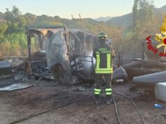 Paura a Olbia, incendio in un deposito: fiamme raggiungono la macchia mediterranea