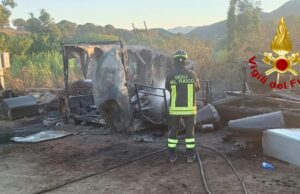 Paura a Olbia, incendio in un deposito: fiamme raggiungono la macchia mediterranea