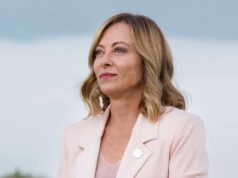 Giorgia Meloni in vacanza a La Maddalena, relax tra mare e centro