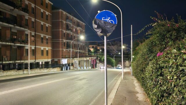Cartello pista ciclabile via Is Mirrionis