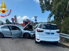 San Teodoro, brutto scontro tra due auto sulla 125