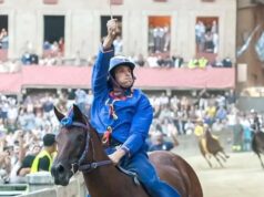 Palio di Siena, vince il Nicchio con Tittia: poi la paura per il fantino sardo
