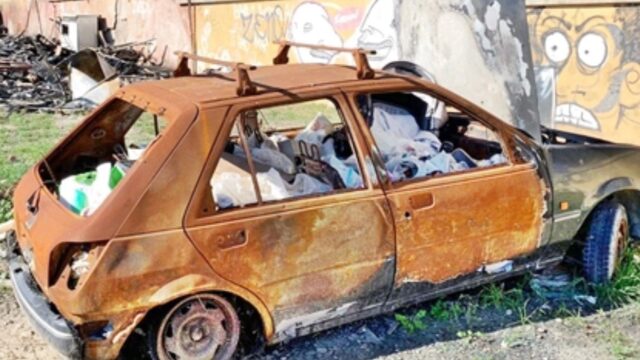 Auto abbandonata