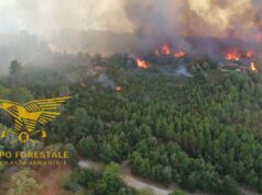 Arzana, da incendio a inferno: la situazione peggiora. Evacuate oltre 100 persone | Video