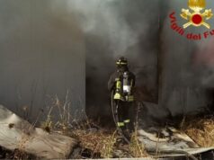 Incendio a Silì, le fiamme coinvolgono un’azienda agricola: distrutto un capannone