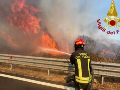 Olbia, grosso incendio vicino alla tangenziale ovest: interviene un Canadair