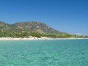 Barchino di migranti nella spiaggia di Santa Margherita di Pula: paura tra i bagnanti