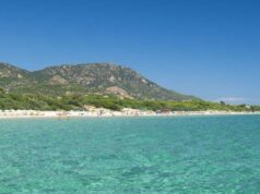 Barchino di migranti nella spiaggia di Santa Margherita di Pula: paura tra i bagnanti