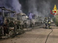 Olbia, incendio nella notte: 8 automezzi avvolti e distrutti dalle fiamme | Video