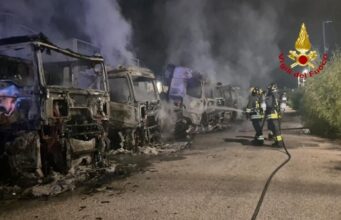 Olbia, incendio nella notte: 8 automezzi avvolti e distrutti dalle fiamme | Video