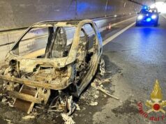 Quartu, auto in fiamme nella galleria Murtineddu: spavento per due giovani