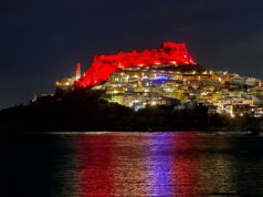 Castelsardo ricorda Cinzia Pinna ad un anno dal delitto: il castello Doria si tinge di rosso