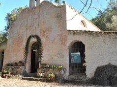 Tragedia a Su Gologone, 67enne cade dal muretto vicino alla chiesa e muore
