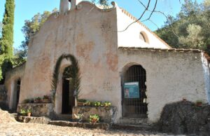 Tragedia a Su Gologone, 67enne cade dal muretto vicino alla chiesa e muore