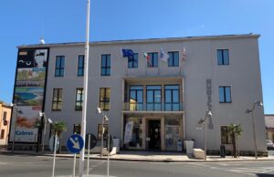 Migranti, esplode il caso sul centro d’accoglienza di Cabras: è scontro politico