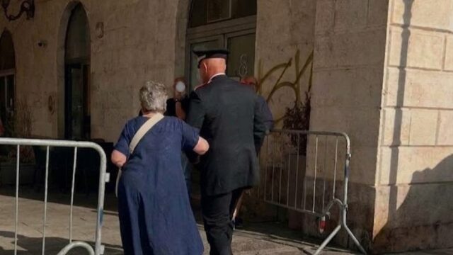 Carabiniere aiuta anziana
