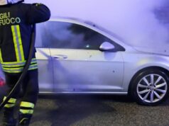 Paura a Nuoro, attentato incendiario contro un barista: distrutta la sua automobile