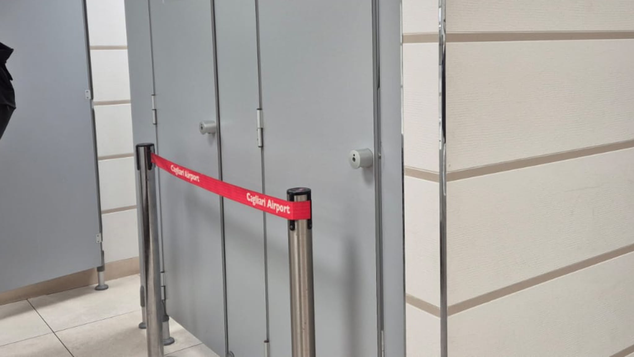 Reduced toilet availability at Cagliari‑Elmas creates queues and departure delays