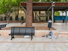 Cagliari, rifiuti in piazza Giovanni XXIII: mini discariche accanto alle panchine