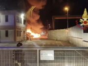 Elmas, grosso incendio nella notte alla FedEx: in fiamme undici furgoni | Video