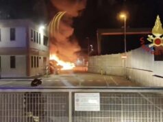 Elmas, grosso incendio nella notte alla FedEx: in fiamme undici furgoni | Video