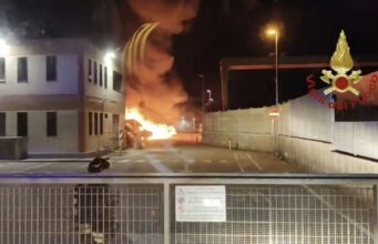 Elmas, grosso incendio nella notte alla FedEx: in fiamme undici furgoni | Video