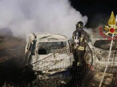 Assemini, incendio nella notte: distrutte due auto a Is Canadesus