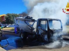 Selargius, incendio in via Emilio Lussu: a fuoco un mezzo per i rifiuti